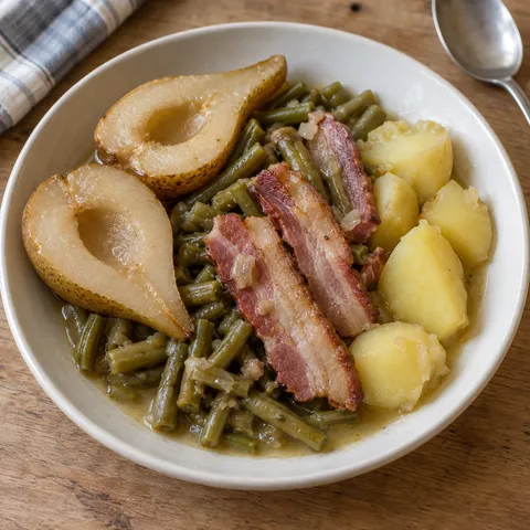 Birnen, Bohnen und Speck mit Salzkartoffeln und leicht gebundenem Sud